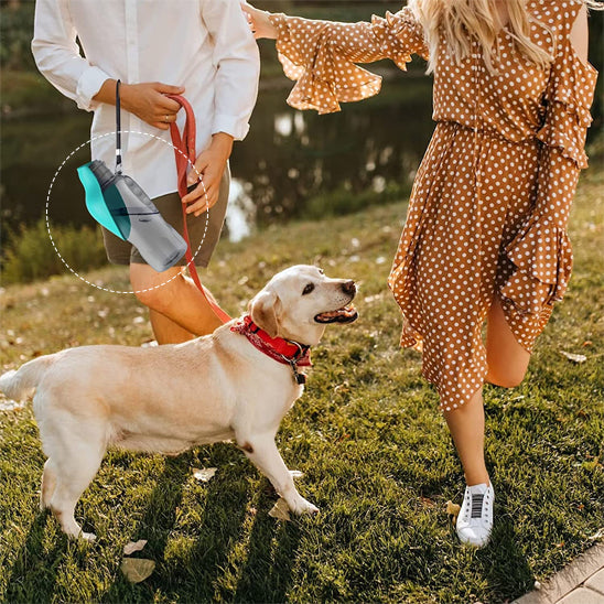 Couple en marche tenant gourde pour chien dans poignet homme