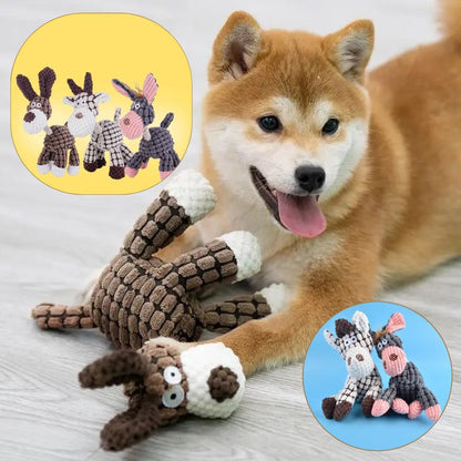 Chien Akita allongé paisiblement à côté de sa peluche pour chien préférée