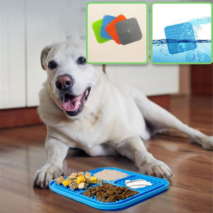 Chien couché à côté de son tapis de lechage chien rempli de gourmandises