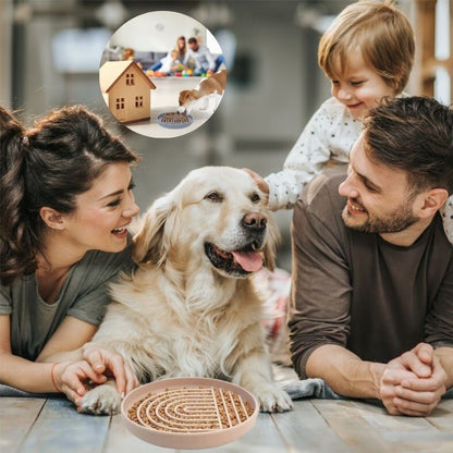 Famille autour d’un golden retriever couché à côté du tapis de lechage chien