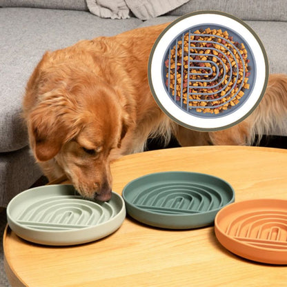 Golden retriever sentant le tapis de lechage chien avec intérêt