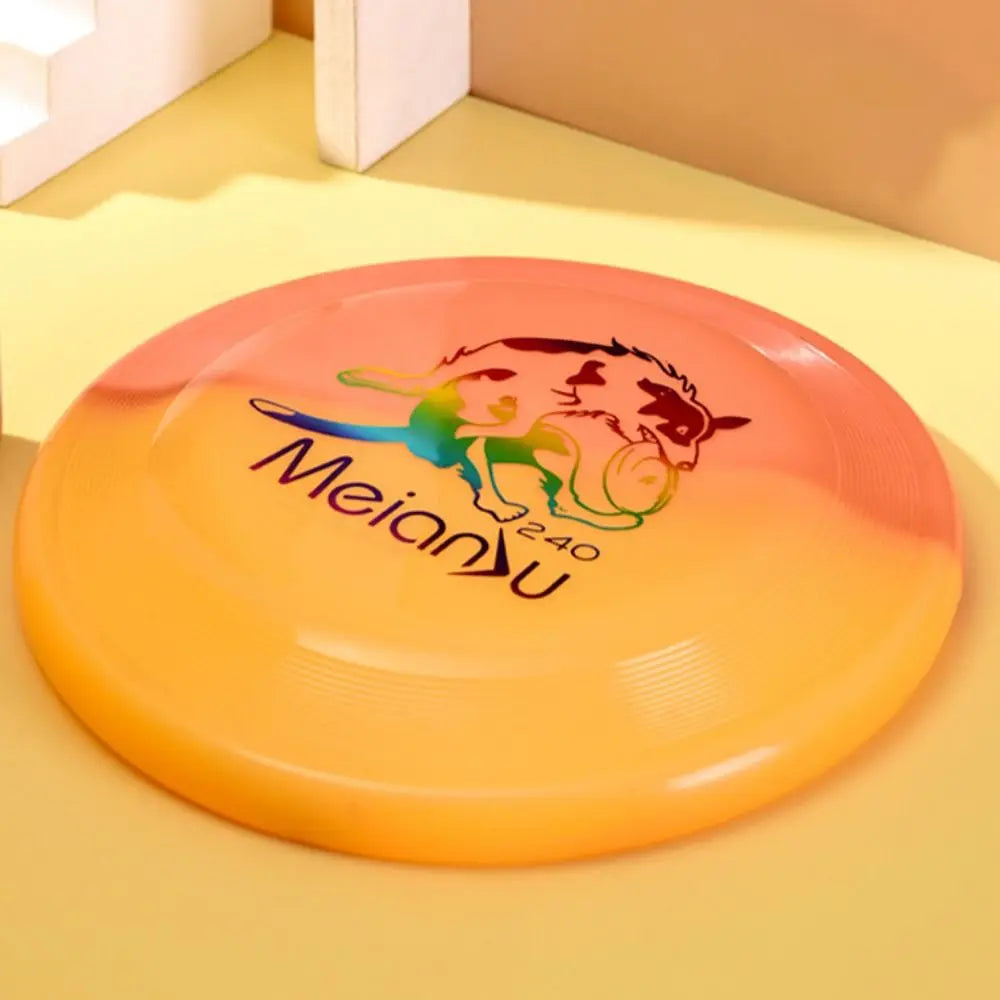 Vue rapprochée d’un frisbee chien jaune prêt pour le jeu