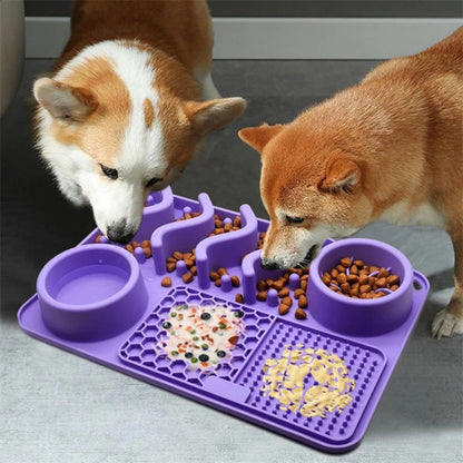 Chiens concentré sur son tapis de léchage chien rempli de fromage à tartiner