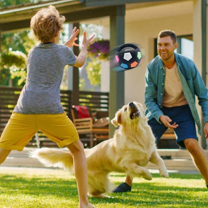 Famille heureuse jouant dehors avec leur chien et balle pour chien