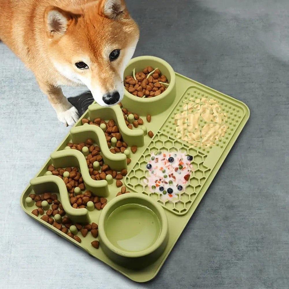 Tapis de léchage chien utilisé pour stimuler mentalement un chien actif